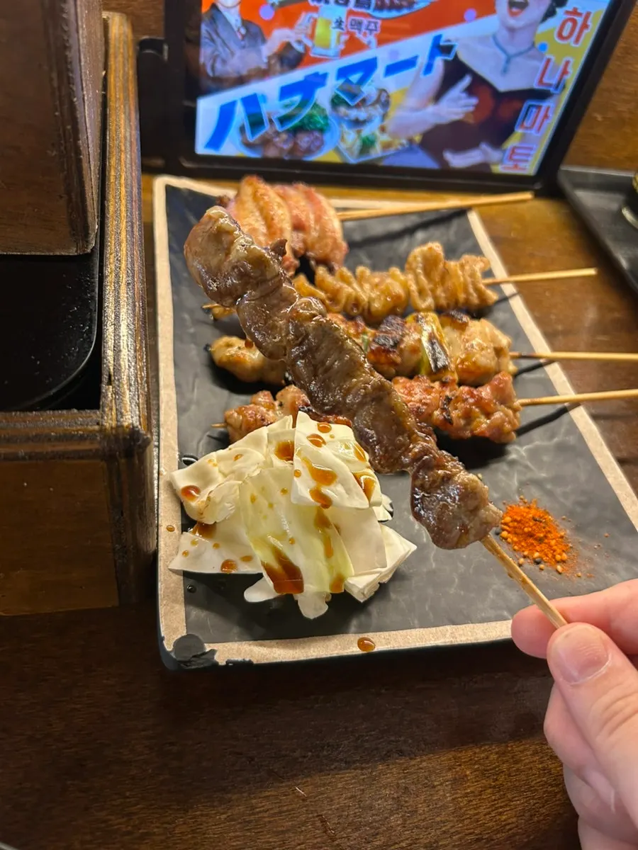 鶏肉のさまざまな部位で構成された炭火焼き鳥