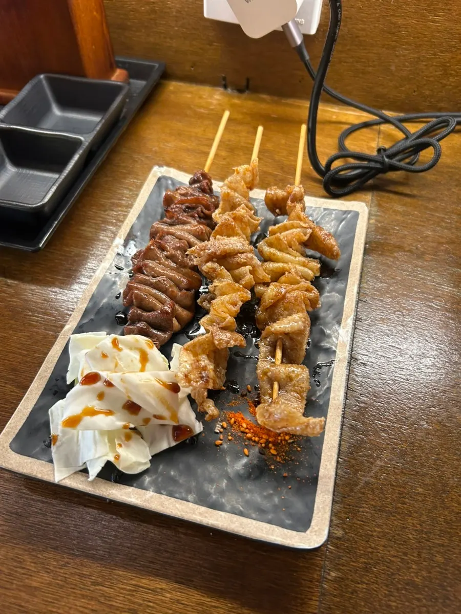 甘辛いタレを添えた炭火焼き鳥