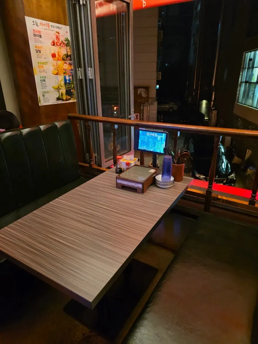 Open window-view seats on the 2nd floor of Hanamato