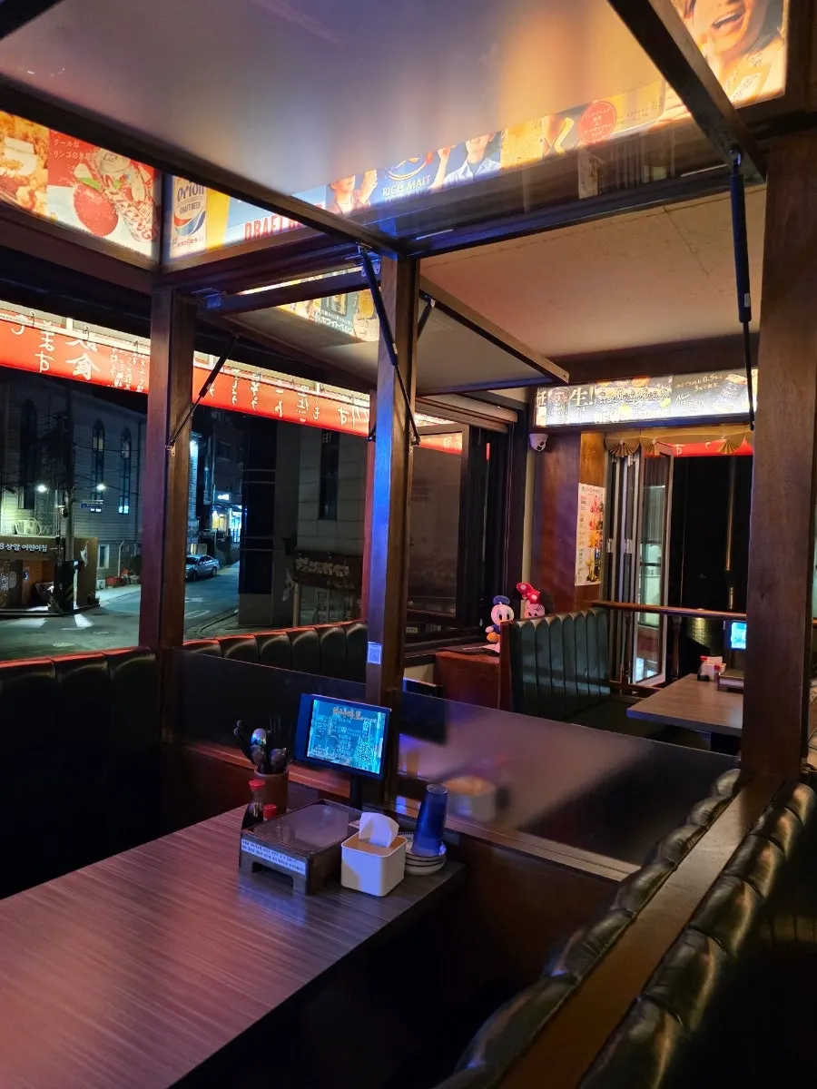 Table setting at the window seats of Hanamato Sangam DMC
