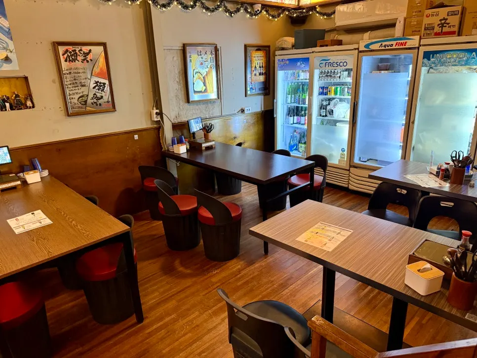 Interior of Hanamato Sangam DMC's 1st-floor group table seating
