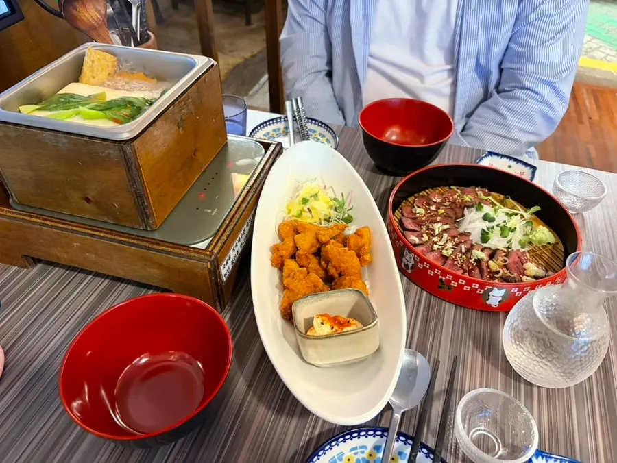 セットで出てきた和牛タタキの皿