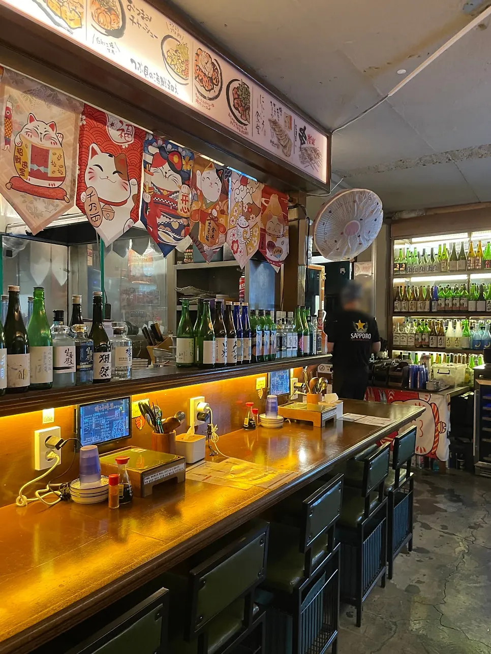 木造インテリアと柔らかい照明の店内