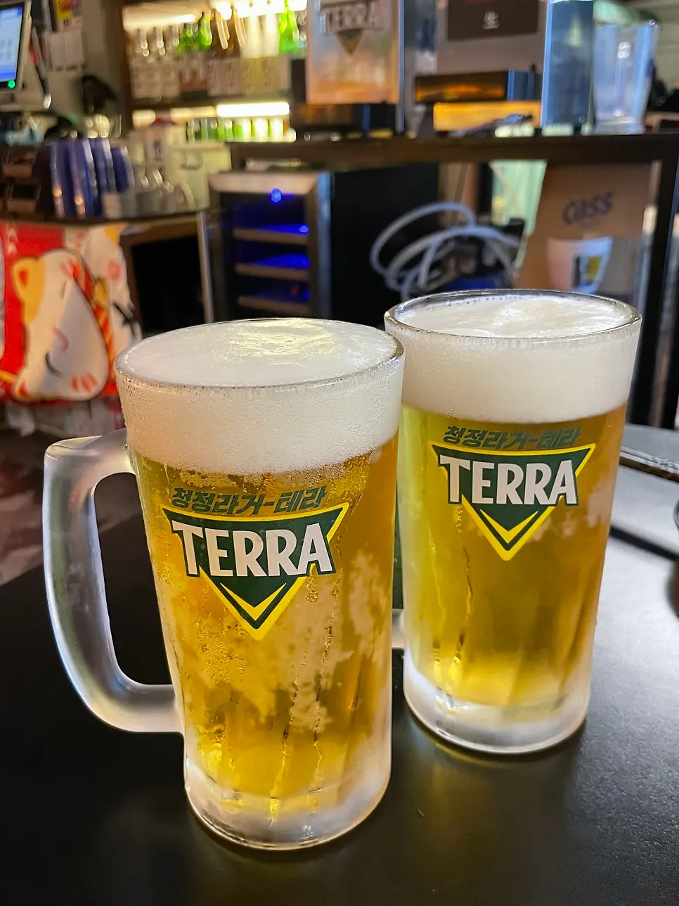 冷たいグラスに入って出てきた生ビール2杯