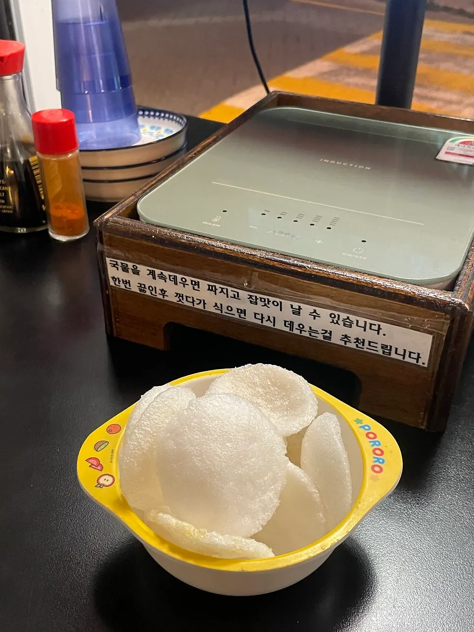 基本のおつまみとして出されたエビせんべい