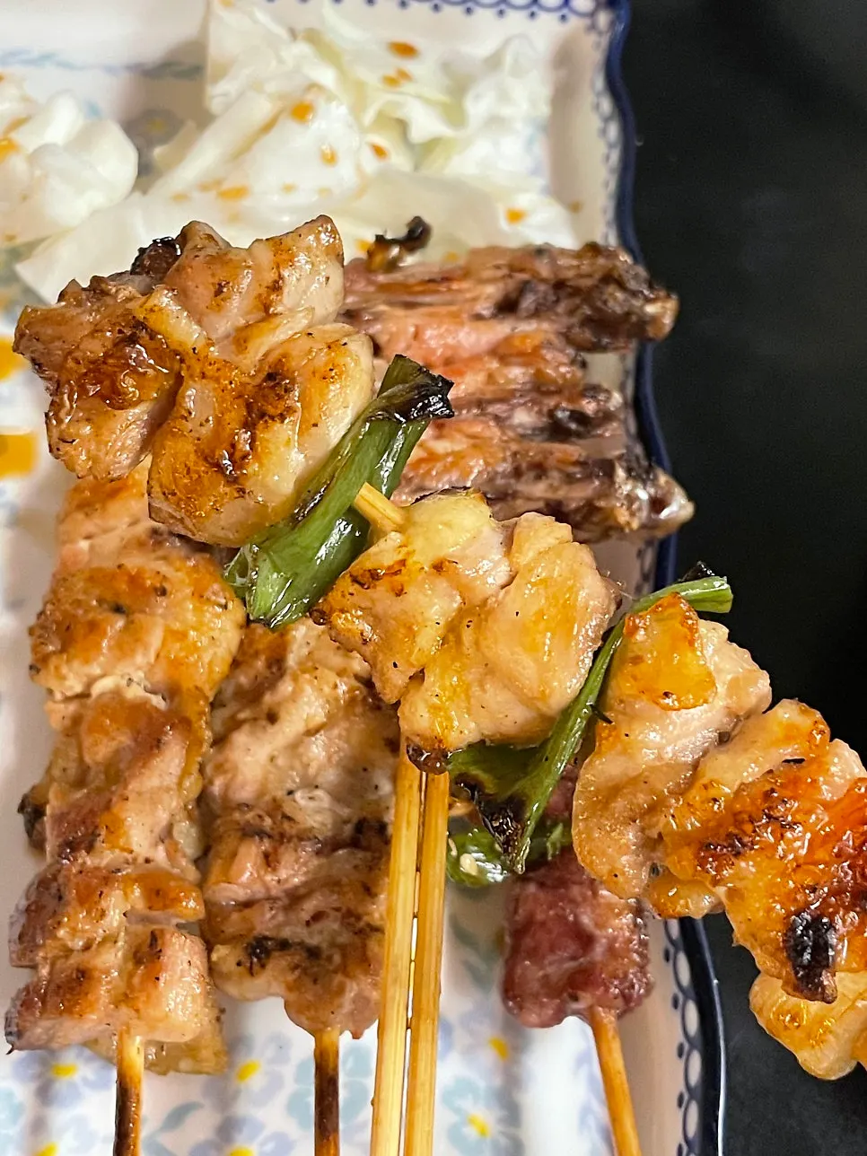 キャベツと共に盛り付けられた串5種
