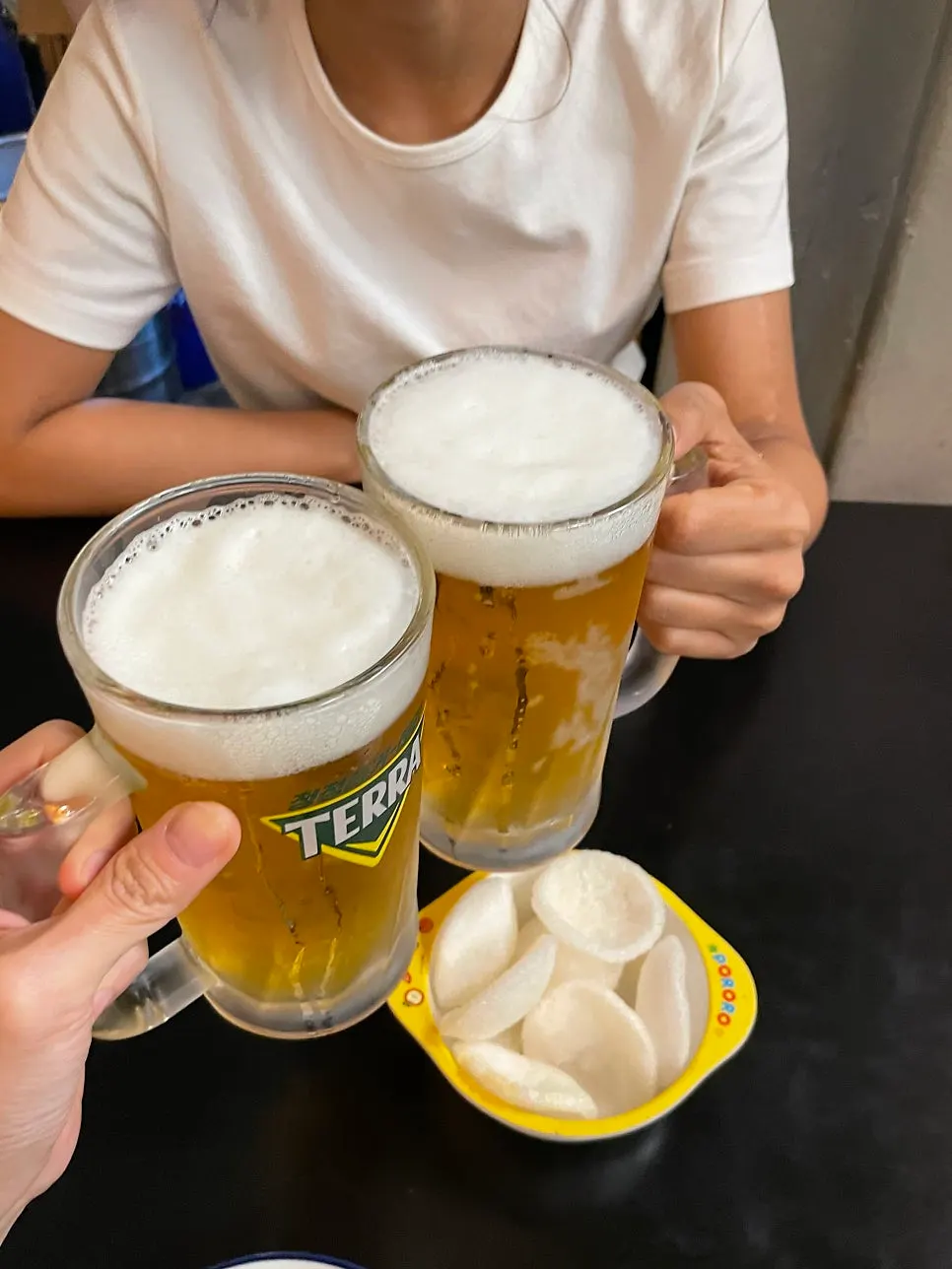 生ビールと共に並んだおつまみ一式