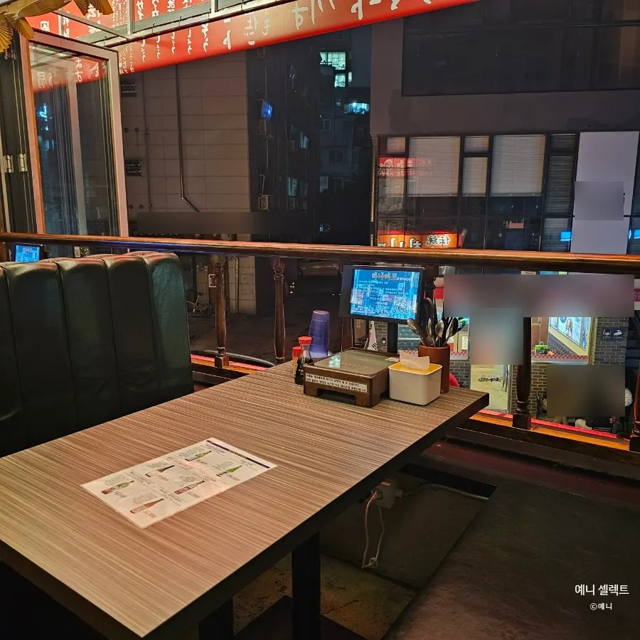 차분한 분위기의 2층 좌석