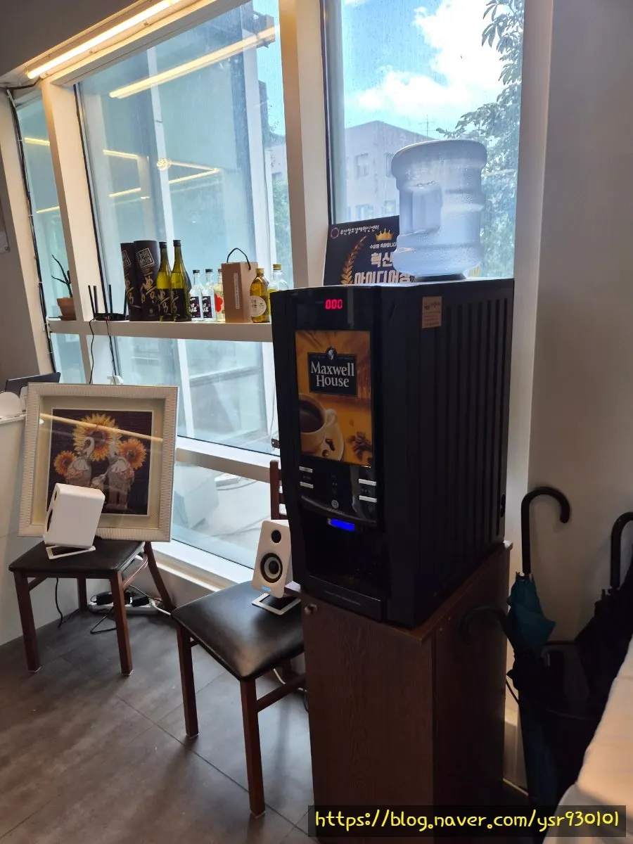 간격이 넓은 한바다 수영본점 테이블석