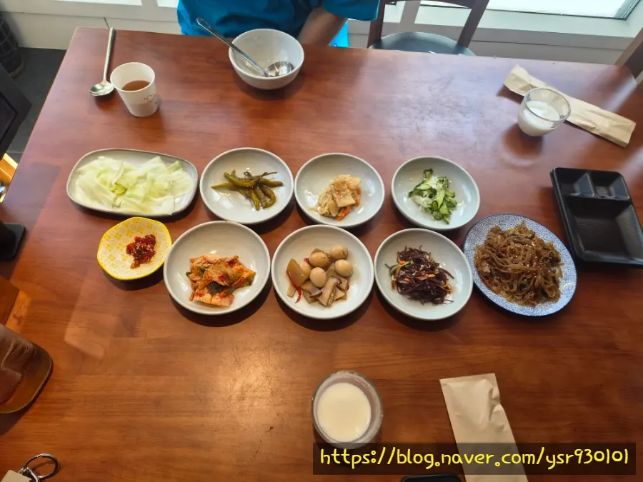 기다란 접시에 담긴 반건조 생선구이 한상
