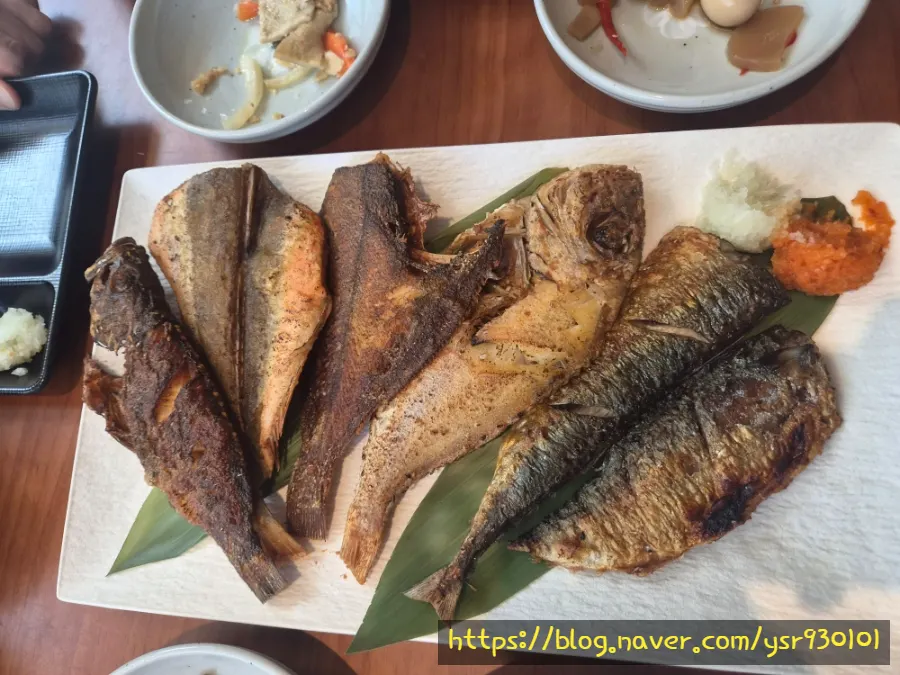 푸짐하게 차려진 생선구이 한상차림