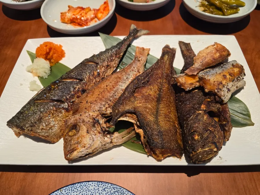 한바다 수영본점 반건조 생선구이 한상 상차림