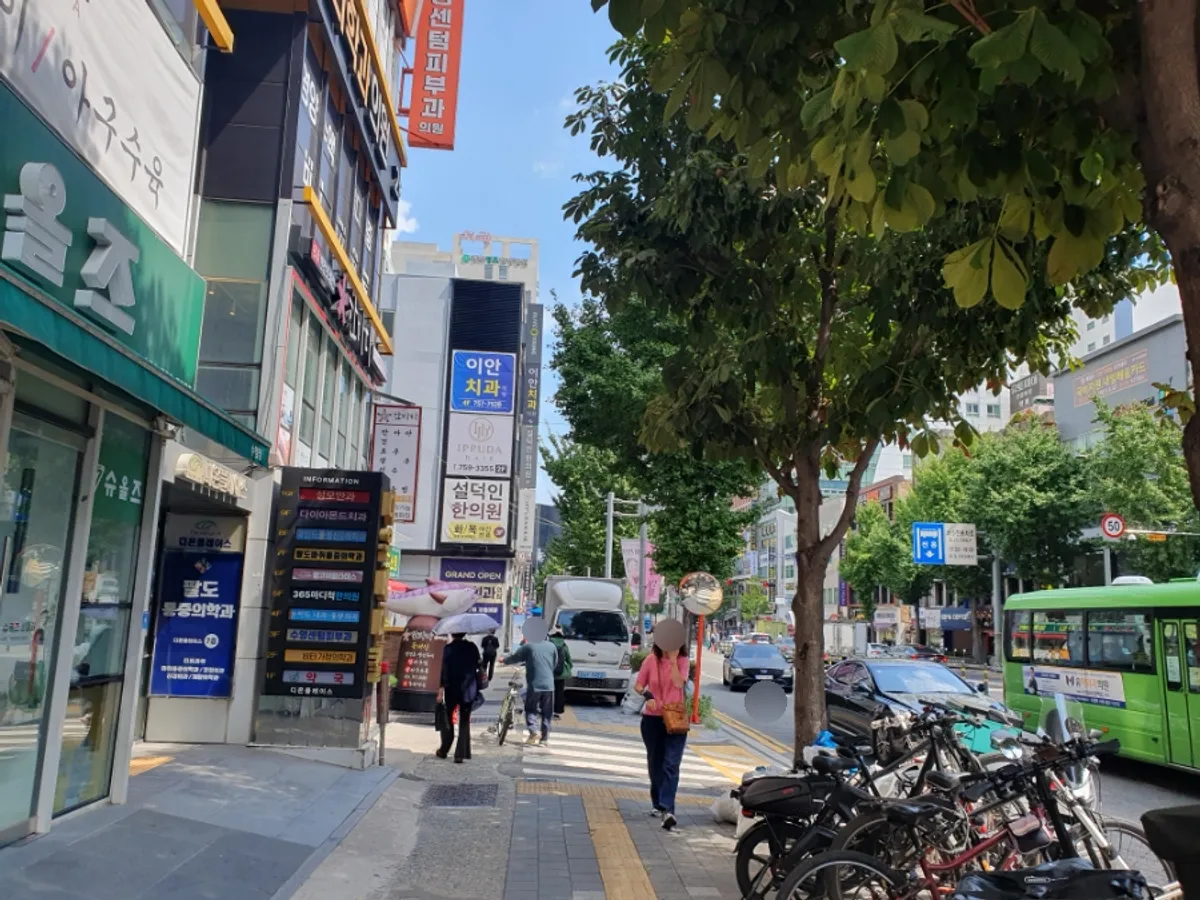 부산 수영역 출구 앞 흐린 하늘
