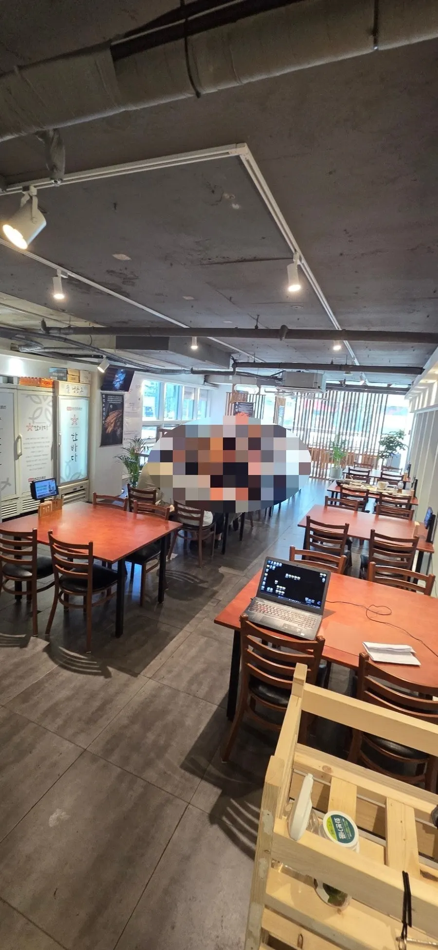 단체석과 예약석이 마련된 매장 홀
