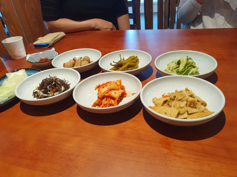 생선구이 한상 나오기 전 세팅된 테이블