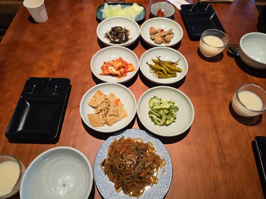 한바다 수영본점 테이블에 차려진 기본 상차림