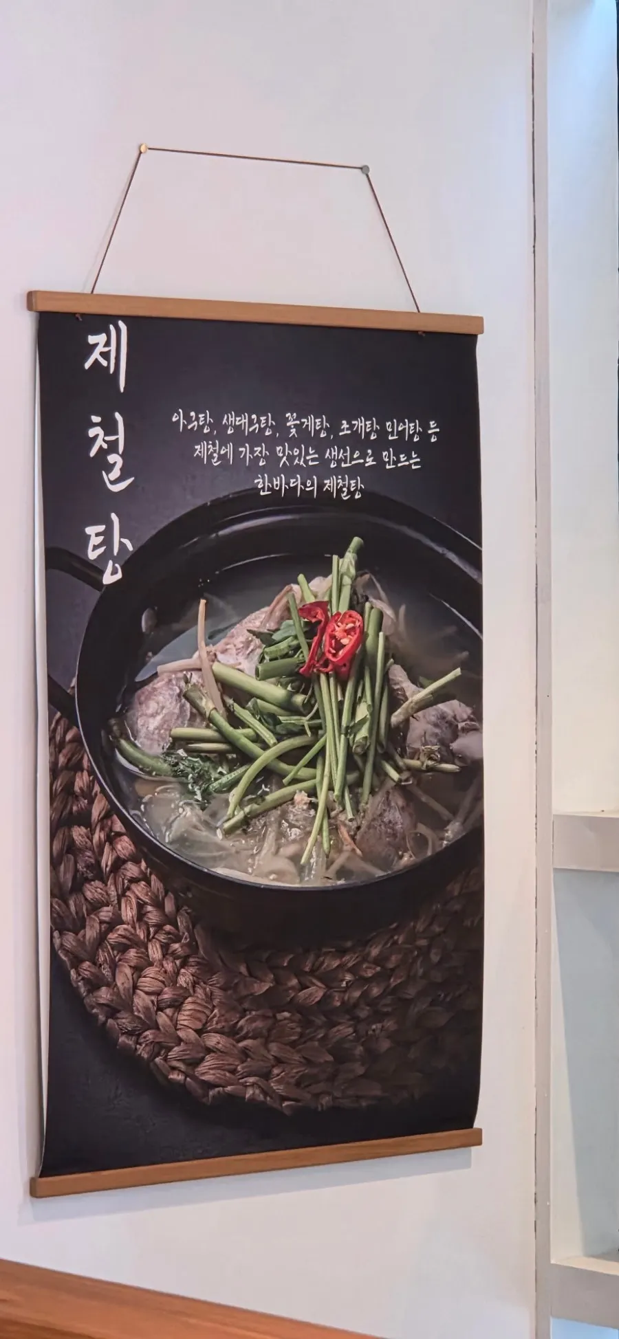 병째 내어준 시원한 차와 종이컵