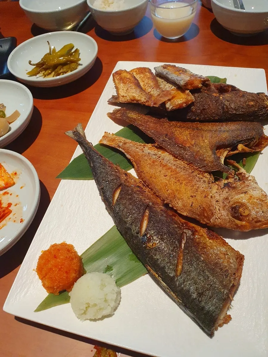 반건조 생선구이 다섯 마리가 담긴 접시