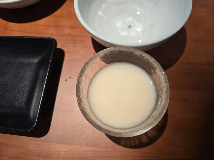 한바다 수영본점에서 나온 막걸리 한 잔