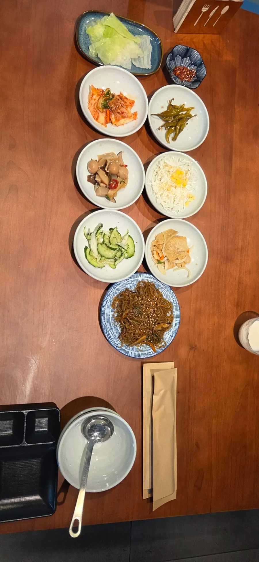 사각 접시에 담긴 반건조 생선구이 네 종류