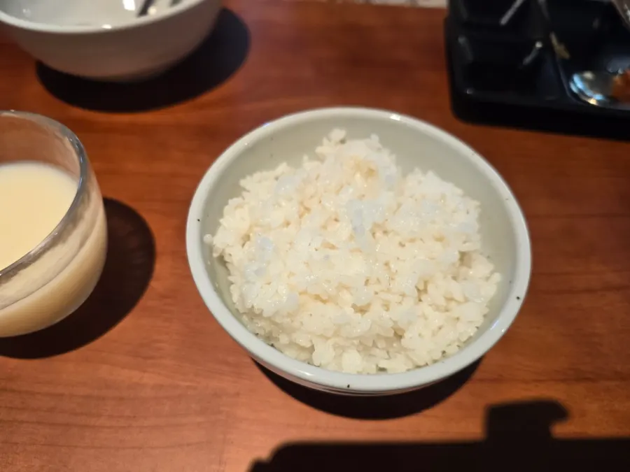 수북하게 담긴 공기밥