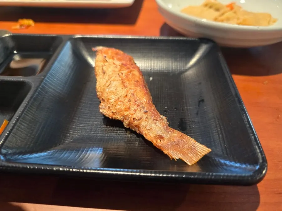 식사 중인 생선구이 한상 테이블