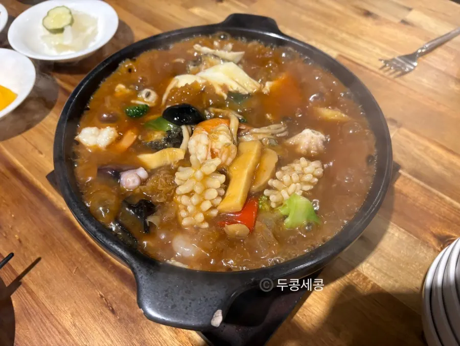 해산물과 야채가 가득한 누룽지탕 국물