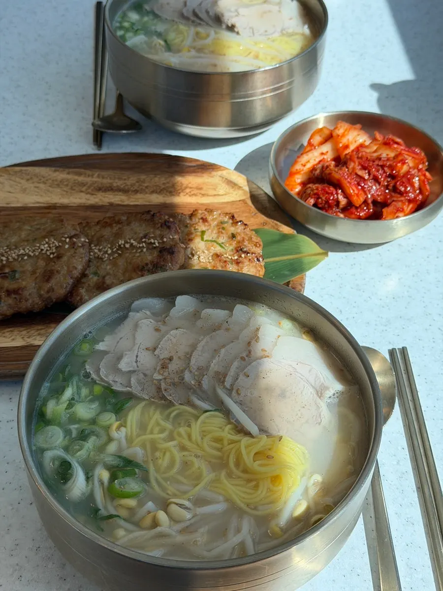 통창 밖으로 보이는 한담해변