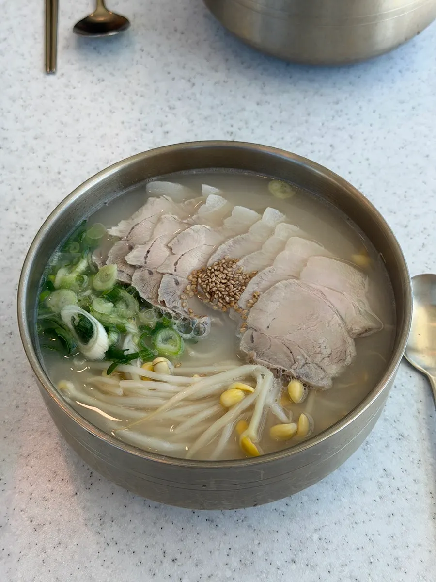사골 고기국수 2개와 수제 돼지 떡갈비 상차림