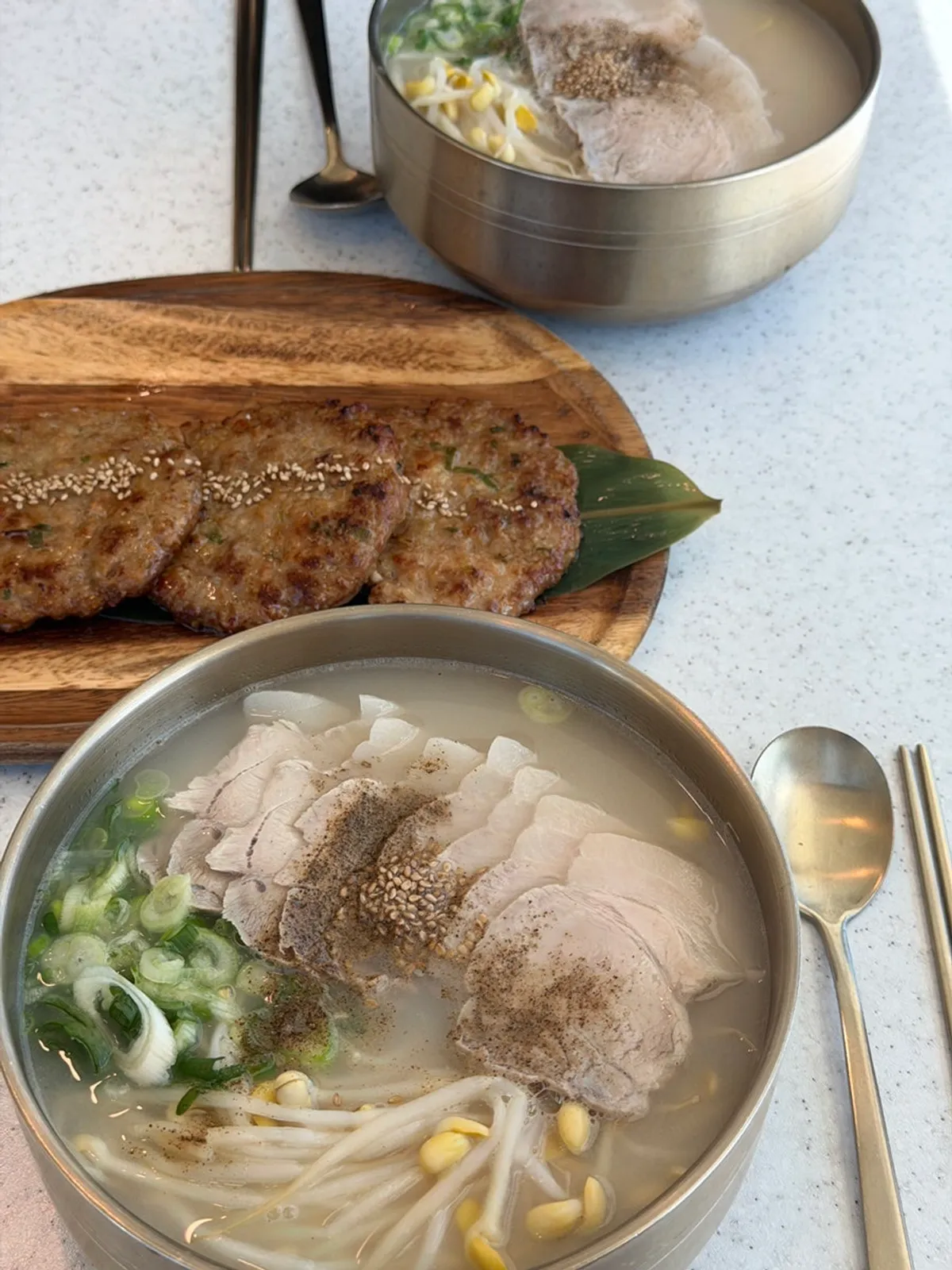 푸짐한 한담국수 사골 고기국수 한 그릇