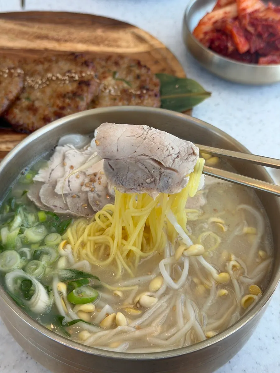 면과 고기를 들어 올린 고기국수