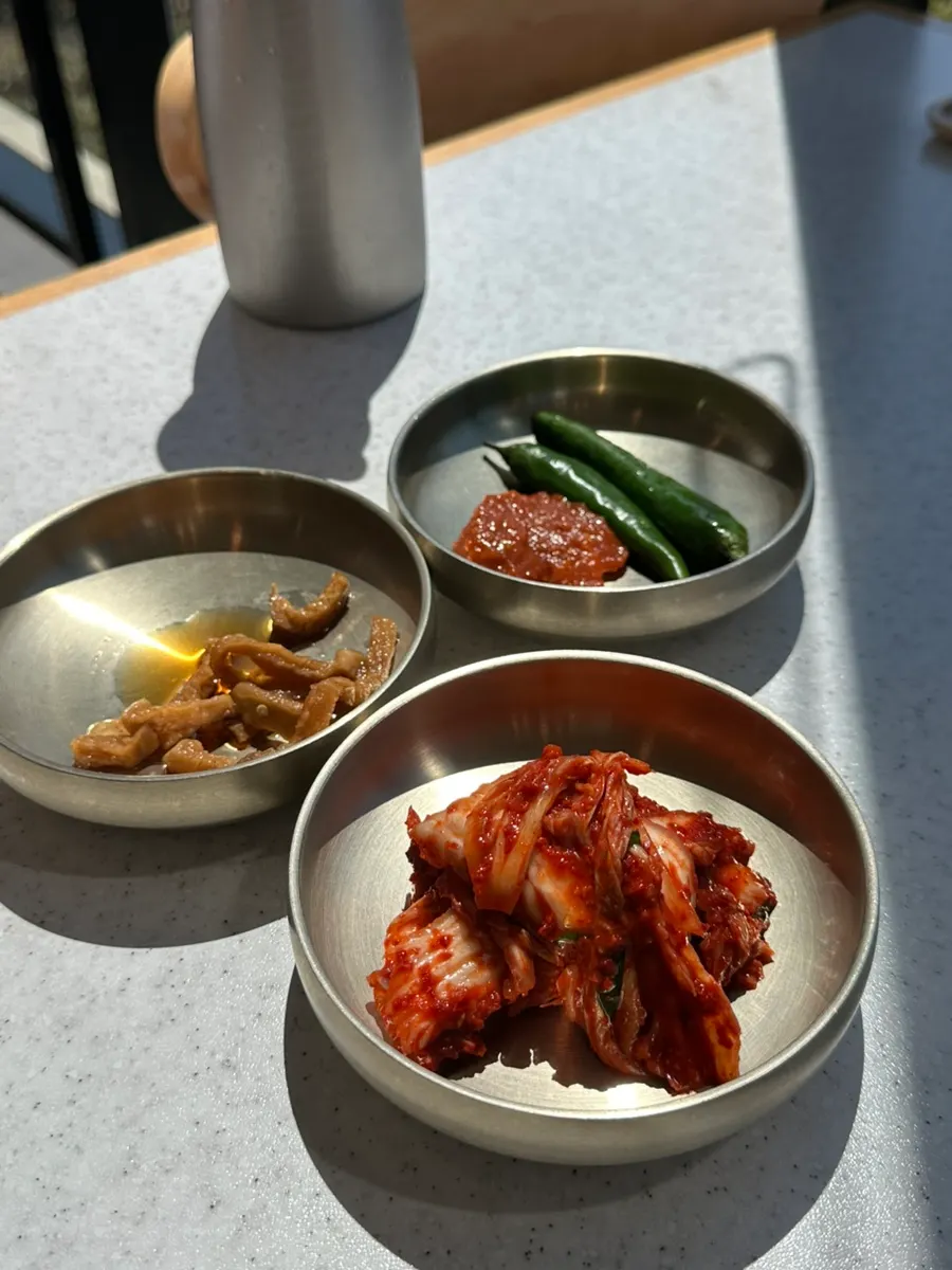 테이블에 차려진 국수 상차림