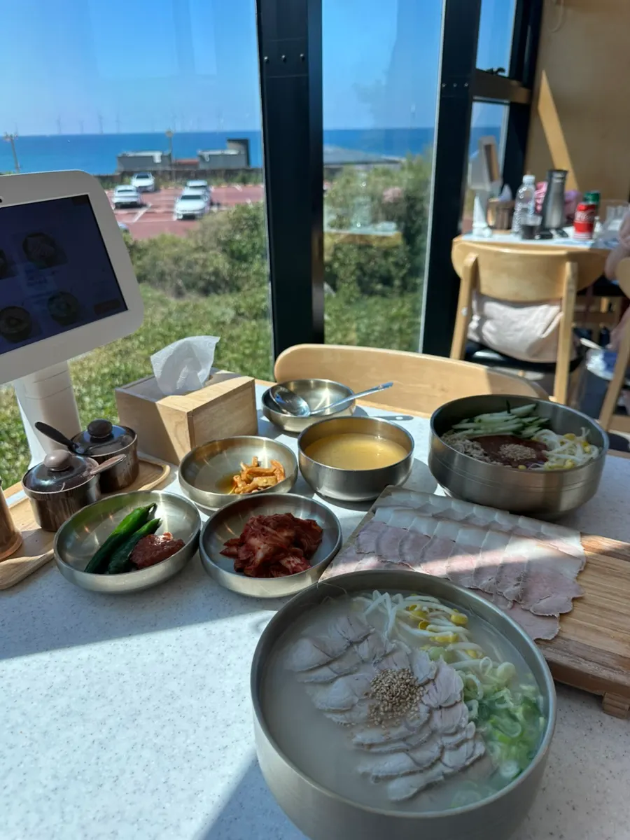 셀프바에서 담아온 반찬 접시