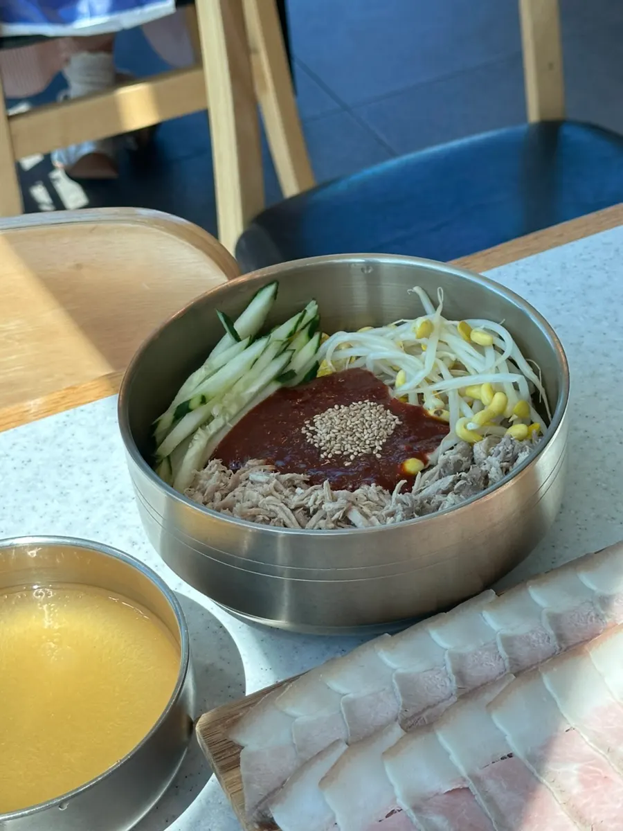 면과 고기를 함께 집은 모습