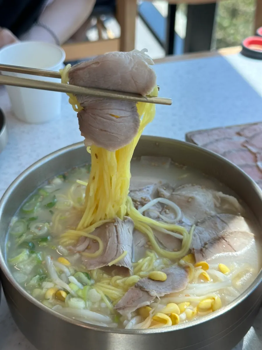 비빔국수에 냉수육을 올린 모습