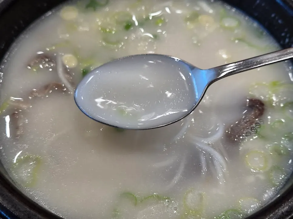 Milky bone broth seolleongtang