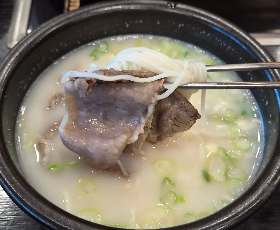 Large chunks of beef inside the seolleongtang