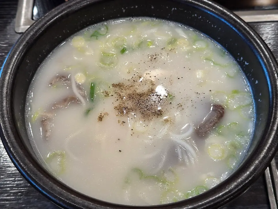 Seolleongtang broth topped with pepper