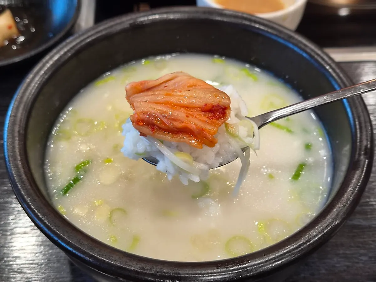 Kimchi placed on top of rice mixed into seolleongtang
