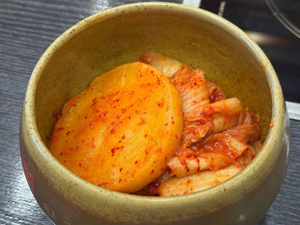 Table set with seolleongtang