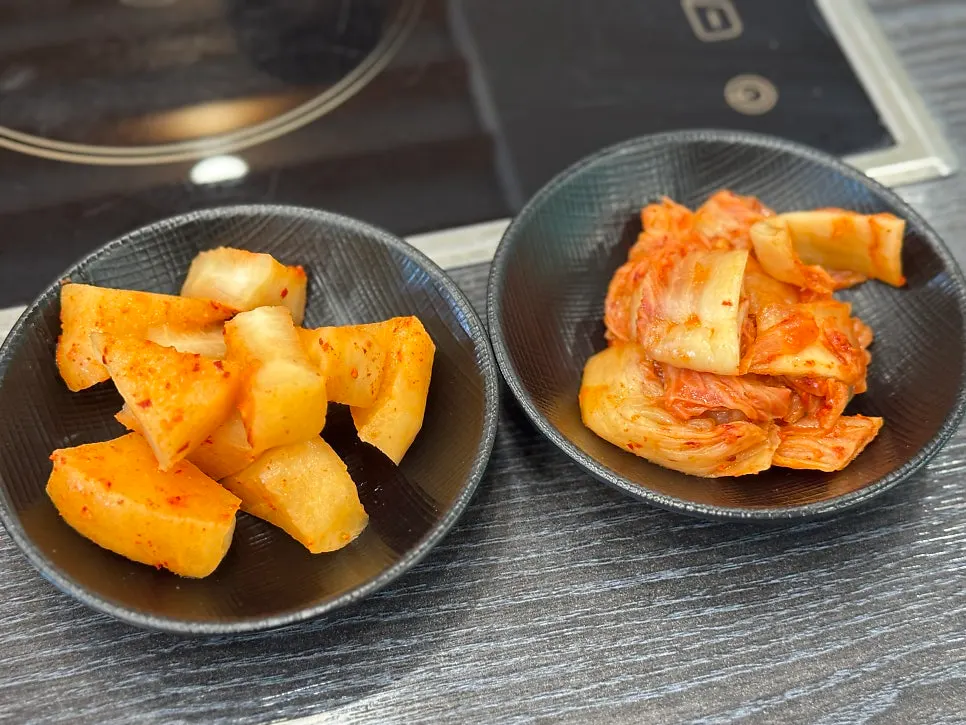 Kimchi and mu kimchi served with seolleongtang