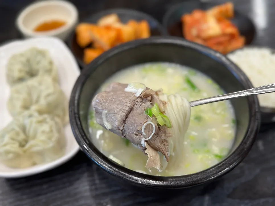 Generous noodles and meat inside the seolleongtang