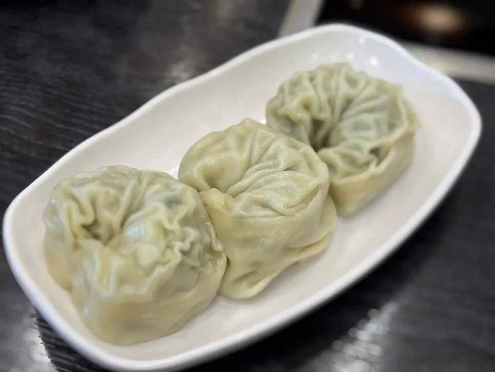 Plate with 3 sumandu dumplings