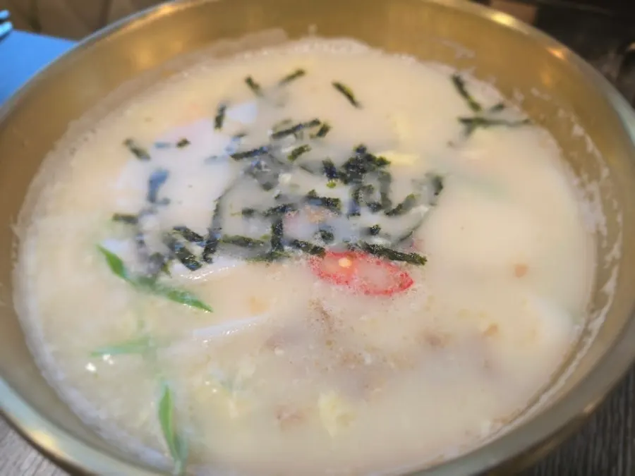 갈비탕과 떡국설렁탕을 함께 차린 상