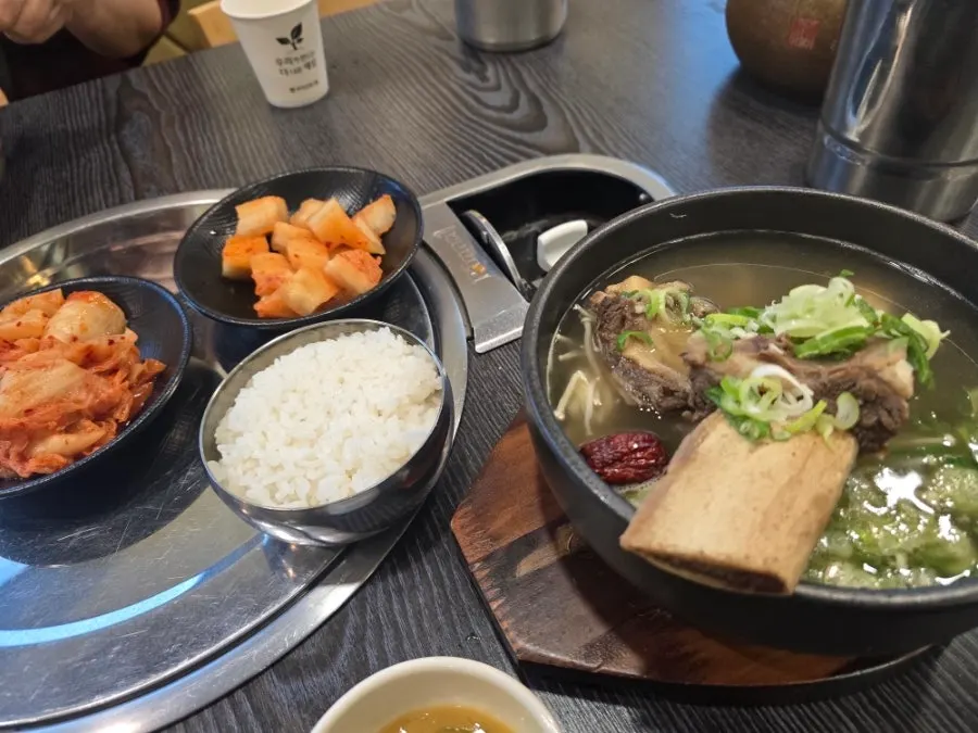 갈비탕 국물에 밥을 말아 먹는 모습