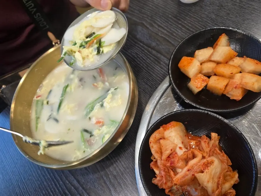 뽀얀 국물의 떡국설렁탕 한 그릇