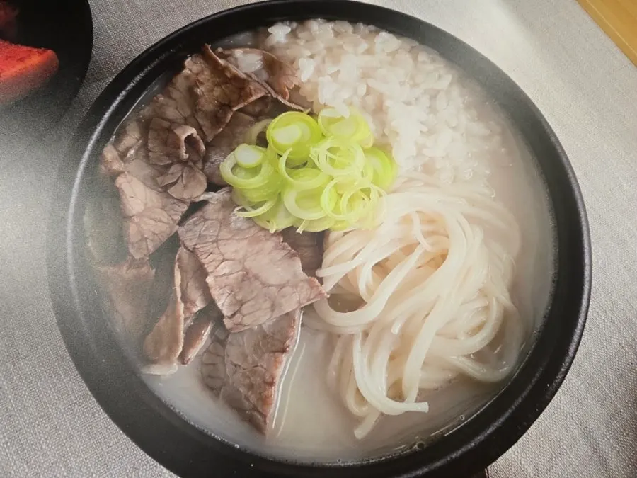 설렁탕 국물과 공기밥이 놓인 식탁