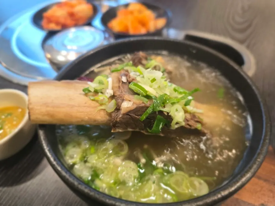 밥을 말아 먹는 중인 설렁탕 그릇