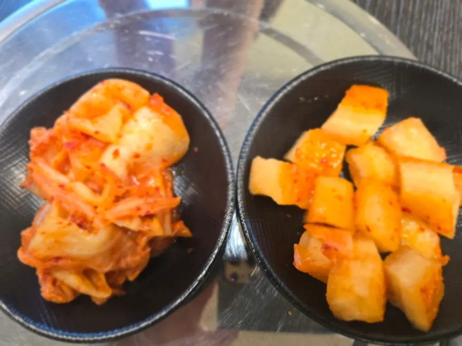 여유롭게 식사 중인 한촌설렁탕 테이블