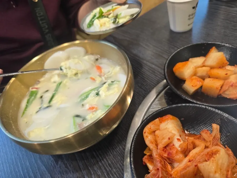 지인과 두 메뉴를 나눠 먹는 상